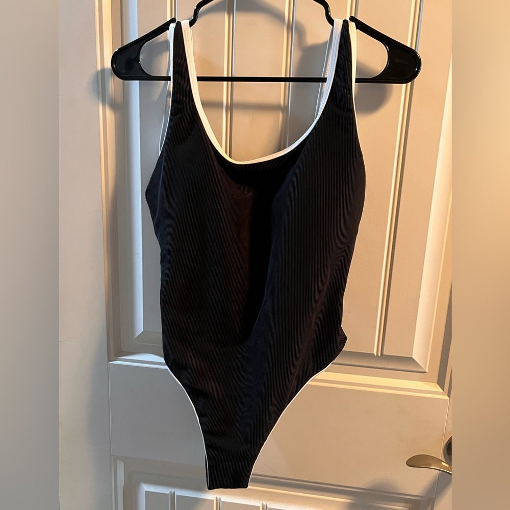 LainSnow 1 piece. Medium. Never worn. Great condition. Was too small for me.